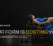 Mujer haciendo hip thrust en la máquina comercial de hip thrust de GluteZone en un gimnasio con iluminación dramática