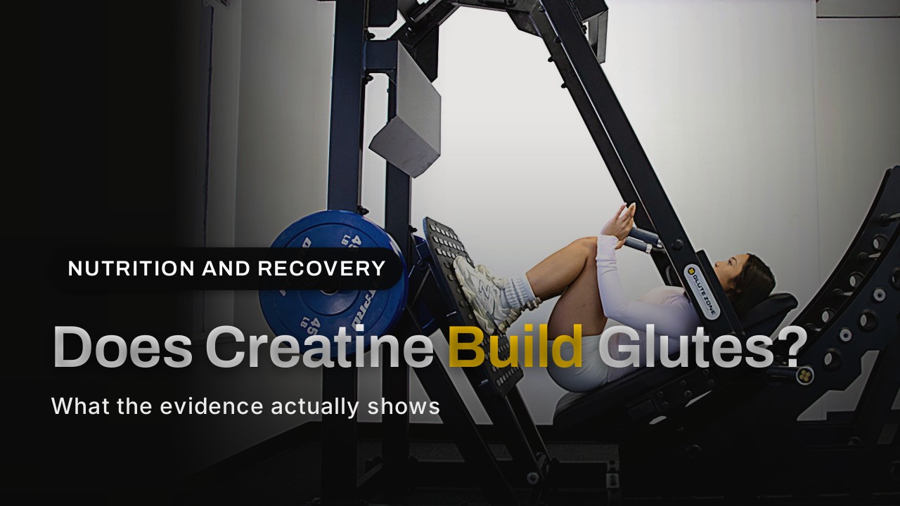 Mujer entrenando en una máquina Pendulum Squat de GluteZone mientras el titular pregunta si la creatina hace crecer los glúteos